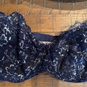 Victoria secret Lacey underwire bra- brand new without tags!
Navy & silver!